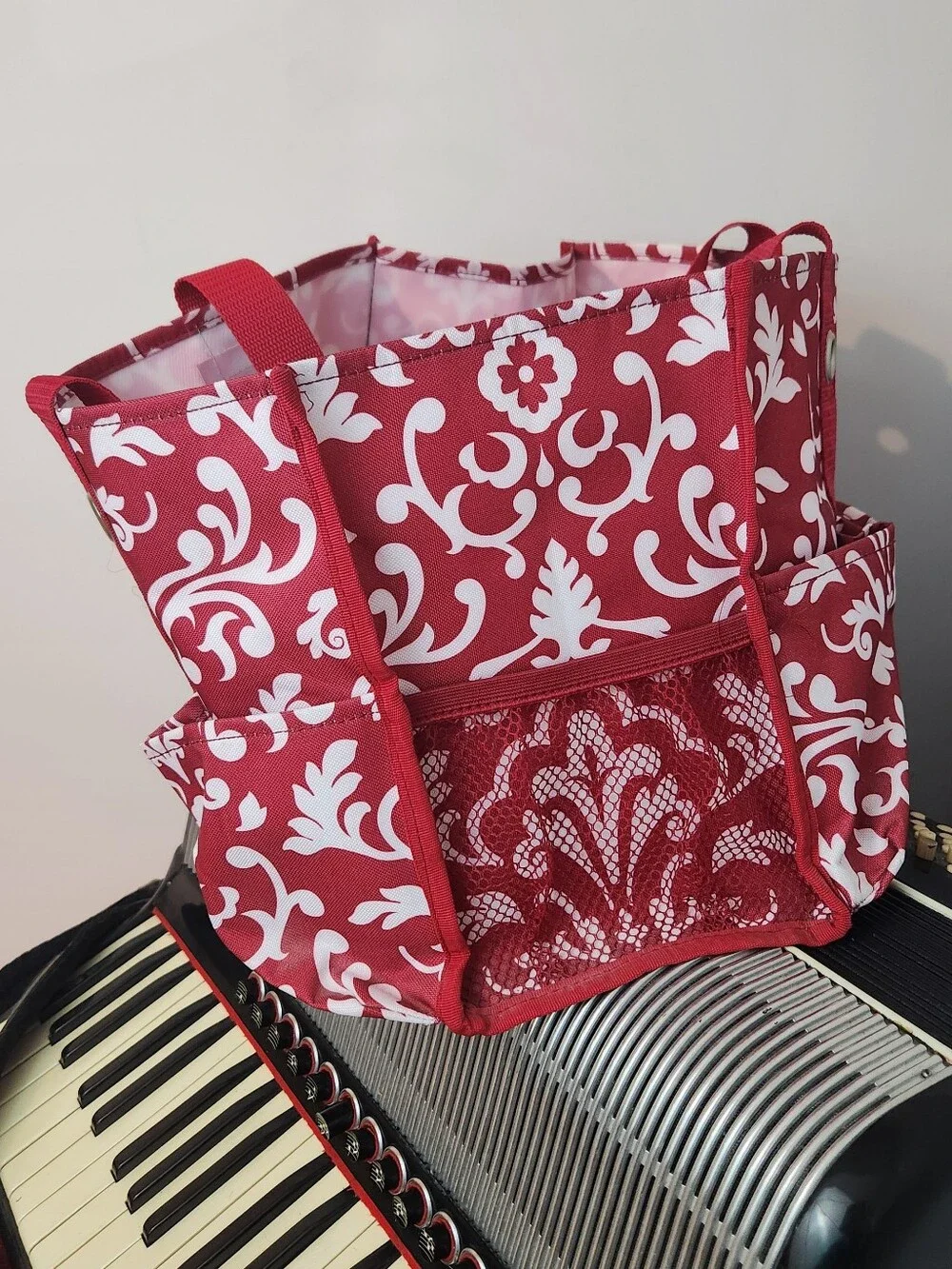 LIKE NEW THIRTY-ONE RED & WHITE FILIGREE TOTE BAG W/EXTERIOR SLIP POCKETS